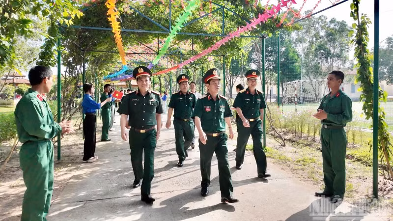 Đoàn công tác tham quan doanh trại Trung đoàn bộ binh 66.