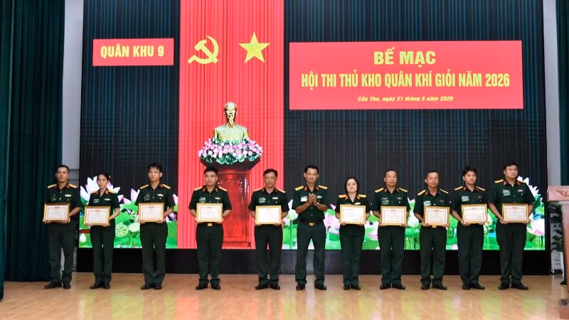 Đại tá Lê Thanh Chuyền, Phó Chủ nhiệm Hậu cần-Kỹ thuật Quân khu 9 trao giải nhất cho các thí sinh.