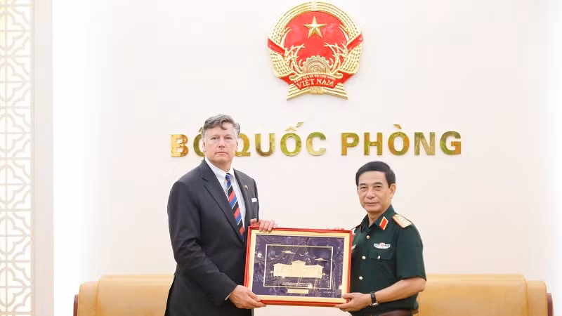 Đại tướng Phan Văn Giang và Thứ trưởng Ngoại giao Hoa Kỳ Christopher Landau trao tặng quà lưu niệm. 