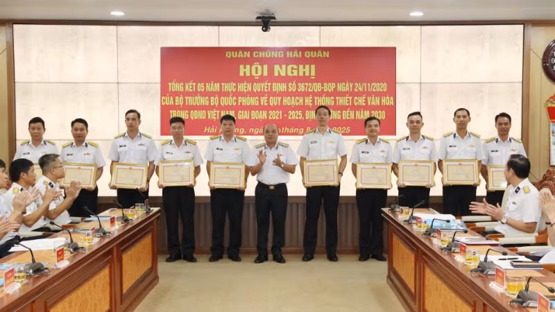 Chuẩn Đô đốc Đỗ Văn Yên, Phó Chính ủy Hải quân, trao tặng bằng khen cho các tập thể, cá nhân.