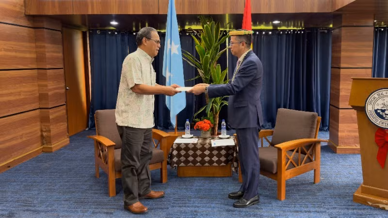 Đại sứ Phạm Thanh Bình trình Quốc thư lên Tổng thống Liên bang Micronesia Wesley W. Simina. (Ảnh: Đại sứ quán Việt Nam tại Trung Quốc)