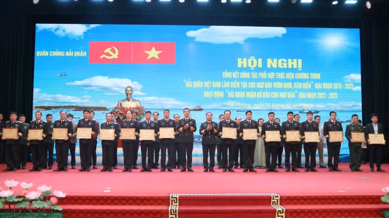 Bộ Tư lệnh Hải quân trao thưởng cho các tập thể, cá nhân tiêu biểu xuất sắc trong thực hiện chương trình, hoạt động.