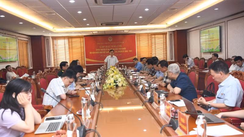  Toàn cảnh họp báo.