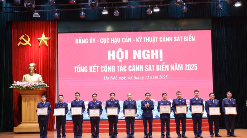 Thủ trưởng Cục Hậu cần-Kỹ thuật trao thưởng cho các tập thể, cá nhân có thành tích xuất sắc trong phong trào thi đua Quyết thắng năm 2025.