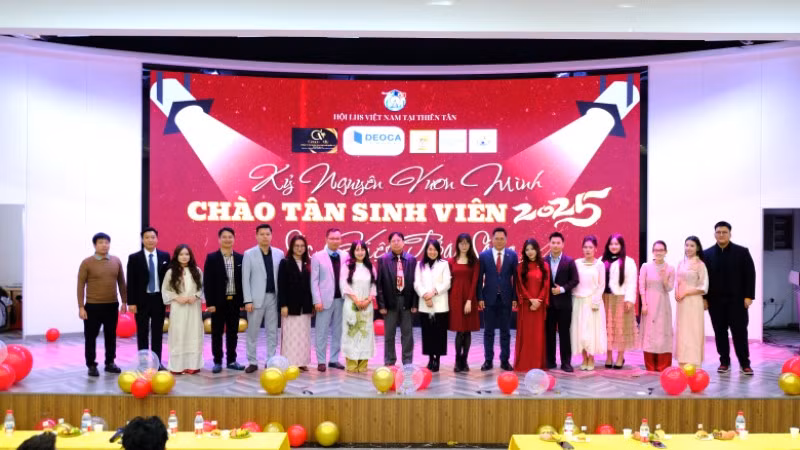 Đại diện Đại sứ quán và Ban tổ chức chụp ảnh lưu niệm tại chương trình.
