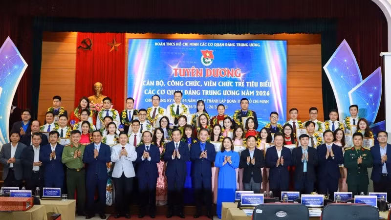 Các đồng chí đại diện lãnh đạo Trung ương Đoàn, Đảng ủy, Đoàn Thanh niên các cơ quan Trung ương và 40 cá nhân tiêu biểu được tuyên dương tại buổi lễ. 