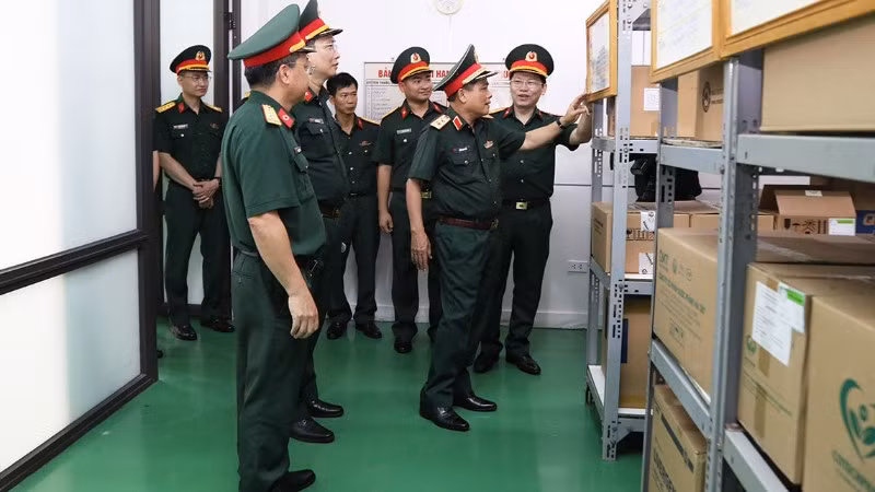 Trung tướng Trần Minh Đức, Chủ nhiệm Tổng cục Hậu cần-Kỹ thuật kiểm tra kho thuốc thuộc Kho Hậu cần tổng hợp, Cục Hậu cần-Kỹ thuật Quân khu 3.