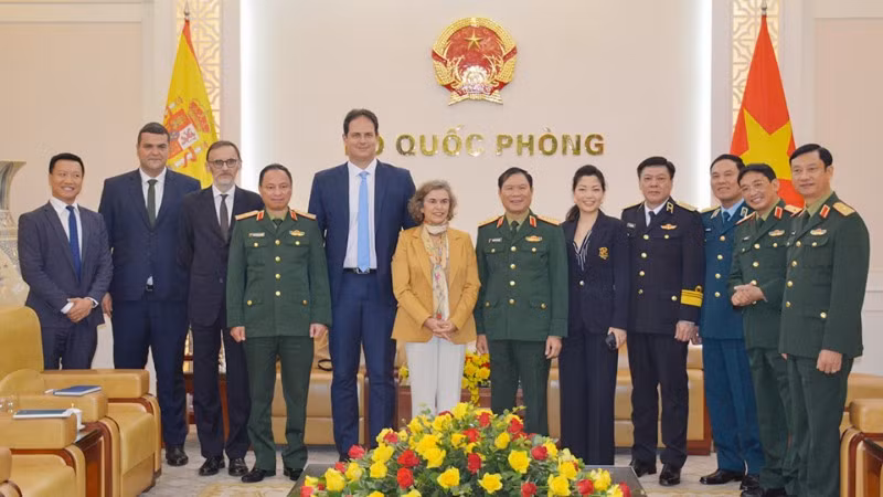 Các đại biểu tại buổi tiếp.