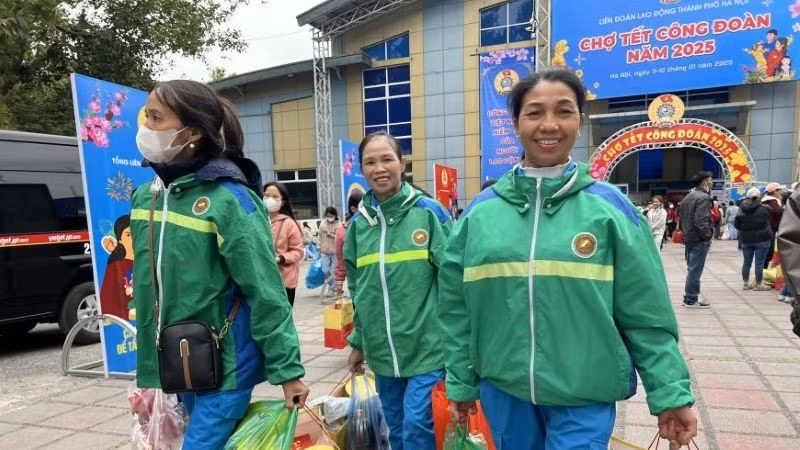 Niềm vui của đoàn viên, người lao động tham gia chương trình Chợ Tết Công đoàn năm 2025 do Liên đoàn Lao động thành phố Hà Nội tổ chức.