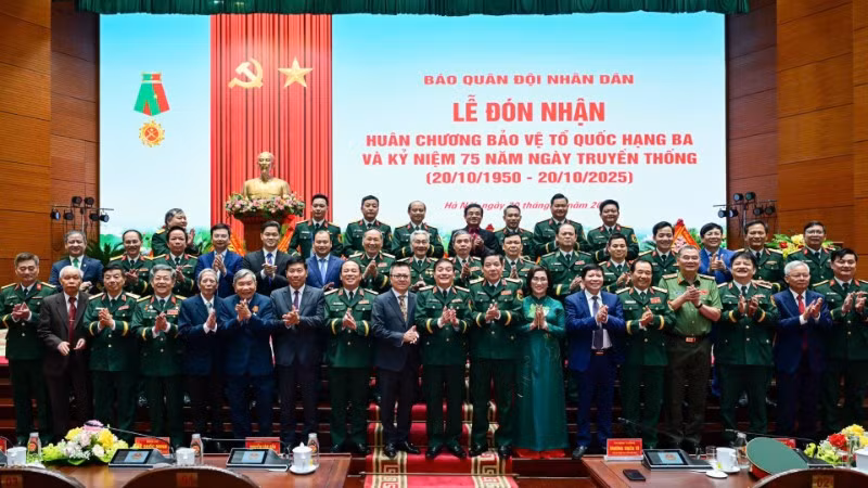 Các đại biểu tại buổi lễ.