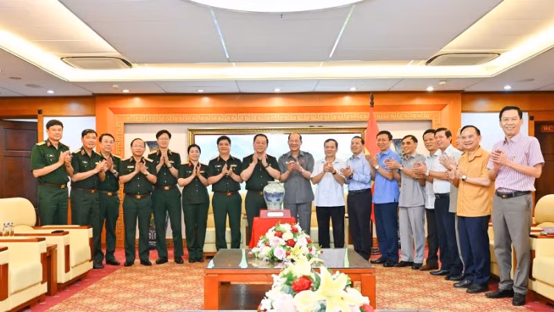 Đại tướng Nguyễn Trọng Nghĩa cùng các đại biểu.