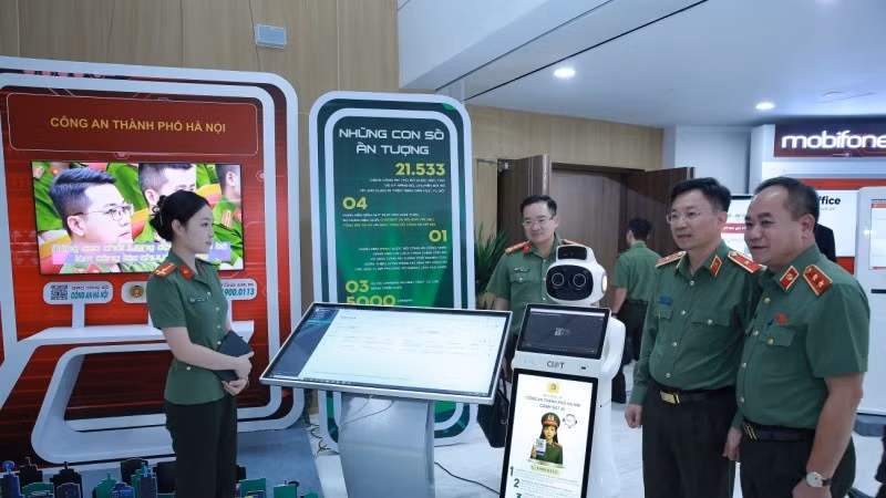 Các đại biểu tham quan mô hình ứng dụng chuyển đổi số trong Công an nhân dân.