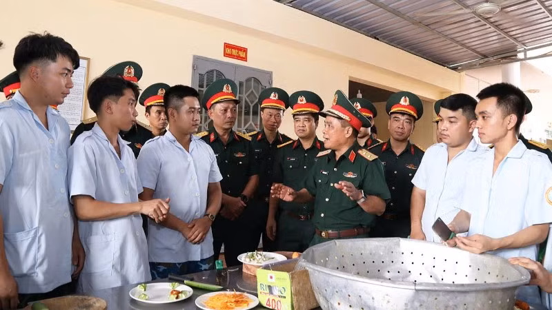 Đoàn công tác kiểm tra giờ học thực hành của học viên trung cấp kỹ thuật chế biến nấu ăn.