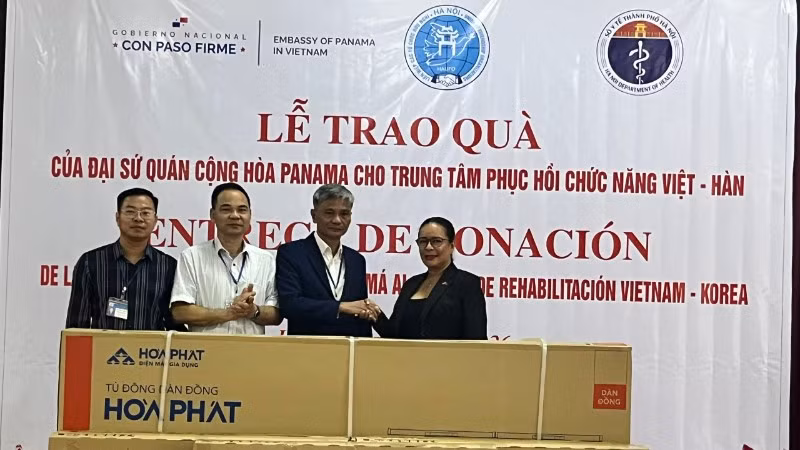 Bà Nubiela Ayala Modes, Đại sứ đặc mệnh toàn quyền Cộng hòa Panama tại Việt Nam, trao tặng quà cho đại diện Trung tâm Phục hồi chức năng Việt-Hàn. (Ảnh: Đại sứ quán Panama tại Việt Nam)