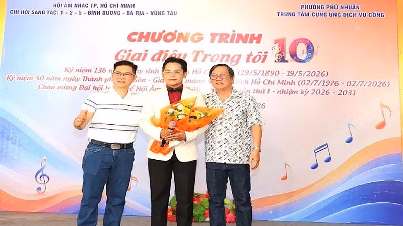 Nhạc sĩ Lê Bá Thường (bên trái) và ca sĩ Nguyễn Hân (đứng giữa) trong Chương trình âm nhạc “Giai điệu trong tôi” lần thứ 10 của Hội Âm Nhạc Thành phố Hồ Chí Minh.