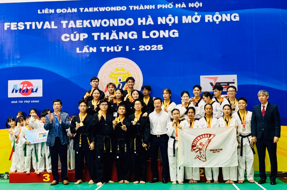 Ban tổ chức trao thưởng các võ sĩ đoạt giải tại lễ bế mạc.