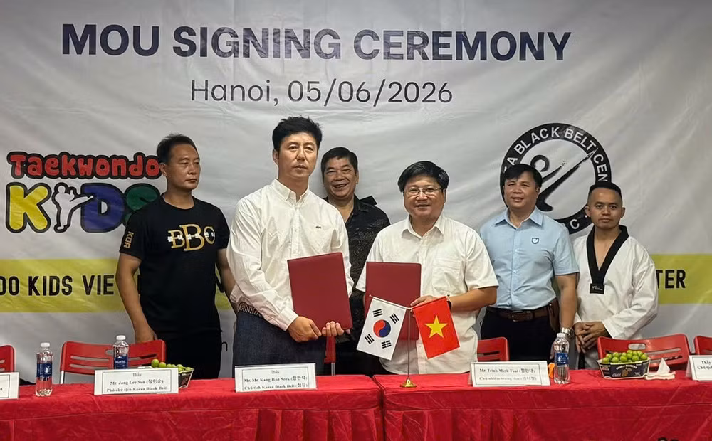 Chủ tịch Korea Black Belt Center (thứ 2 từ trái sang) ký Biên bản ghi nhớ hợp tác.