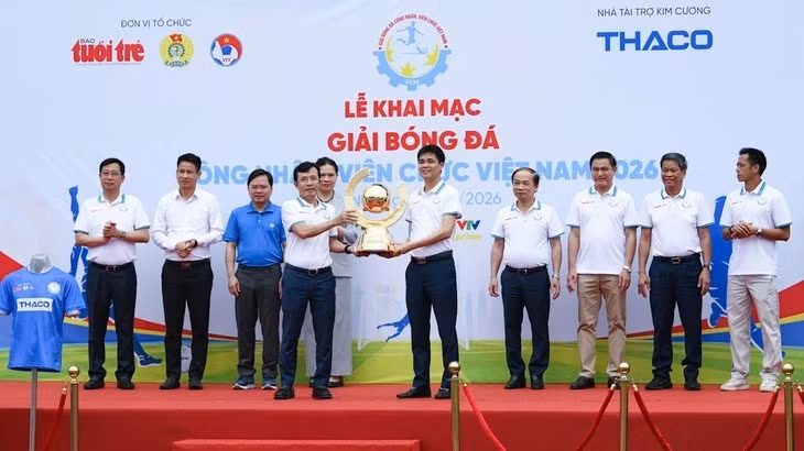 Ban Tổ chức giải giới thiệu Cúp vô địch tại lễ khai mạc.