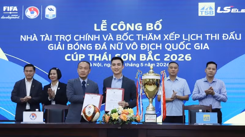 Lãnh đạo VFF và đơn vị tài trợ chính tại buổi lễ công bố nhà tài trợ, bốc thăm, xếp lịch thi đấu giải.