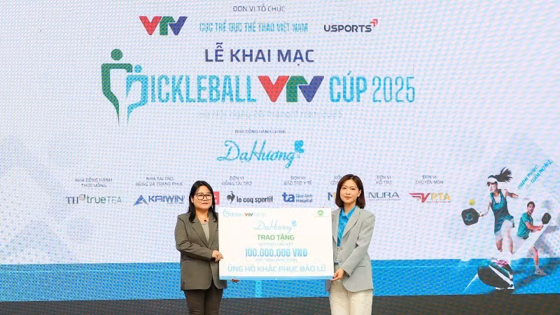 Nhà đồng hành chính Dạ Hương ủng hộ đồng bào bị bão lụt
