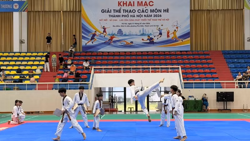 Các vận động viên taekwondo trẻ biểu diễn tại lễ khai mạc.