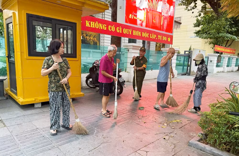 Người dân Tổ dân phố Quán Sứ (phường Cửa Nam, Hà Nội) tổng vệ sinh vào sáng thứ bảy hằng tuần. (Ảnh: LVQ)