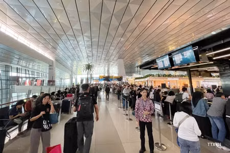 Sân bay quốc tế Soekarno-Hatta bị ùn ứ hành khách do hàng loạt chuyến bay bị hủy. (Ảnh: Đỗ Quyên/TTXVN)