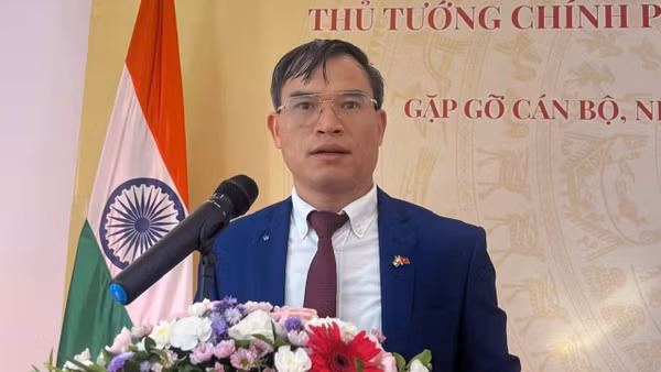 Tham tán Thương mại Bùi Trung Thướng phát biểu tại sự kiện Thủ tướng Chính phủ Lê Minh Hưng gặp gỡ cán bộ Đại sứ quán Việt Nam tại Ấn Độ ngày 13/9. (Ảnh: Thương vụ Việt Nam tại Ấn Độ)