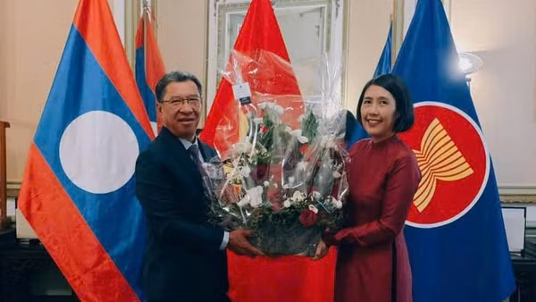 Đại sứ Lào Kingphokeo Phommahaxay chúc mừng Đại sứ Nguyễn Hương Trà và cán bộ Đại sứ quán Việt Nam nhân kỷ niệm 81 năm Ngày Quốc khánh. (Ảnh: Đại sứ quán Việt Nam tại Vương quốc Bỉ cung cấp)