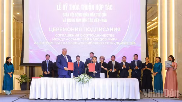 Lễ ký thỏa thuận hợp tác giữa Hội đồng nhân dân thế giới với Trung tâm Hợp tác Việt-Nga. (Ảnh: Đinh Hòa)