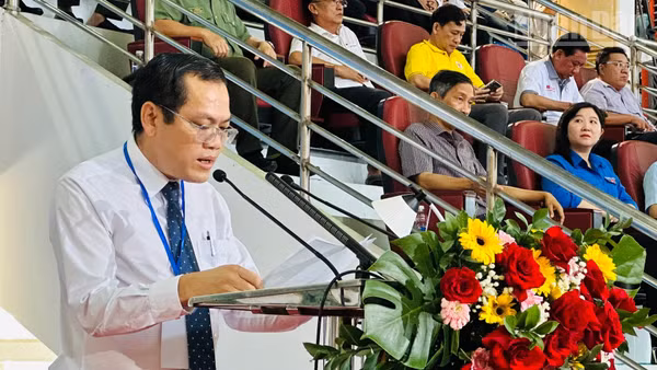 Đồng chí Ngô Vũ Thăng, Phó Chủ tịch Ủy ban nhân dân tỉnh Cà Mau, Trưởng Ban Chỉ đạo Đại hội, phát biểu tại lễ khai mạc. (Ảnh: TRỌNG DUY). 