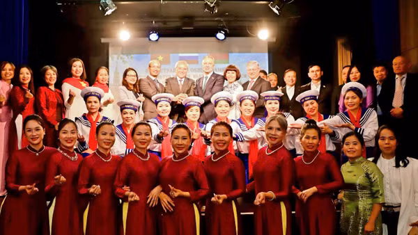 Các đại biểu tham dự chương trình giao lưu chụp ảnh kỷ niệm. (Ảnh: Đại sứ Việt Nam tại Hungary cung cấp)