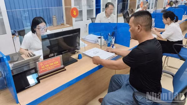 Hoạt động tiếp nhận và giải quyết thủ tục hành chính được thực hiện theo hướng công khai, minh bạch, hiện đại. (Ảnh: Minh Phương)