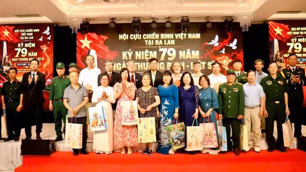 Các đại biểu tham dự buổi gặp mặt chụp ảnh kỷ niệm. (Ảnh: Đại sứ quán Việt Nam tại Ba Lan cung cấp)