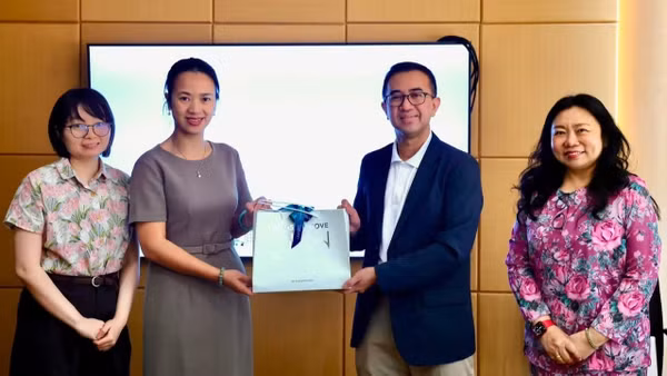 Tiến sĩ Hazri Kifle, Phó Hiệu trưởng điều hành Đại học Quốc gia Brunei Darussalam trao quà tặng Đại sứ Đỗ Thùy Dương. (Ảnh: Đại sứ quán Việt Nam tại Brunei cung cấp)