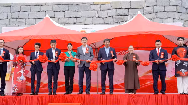 Các đại biểu cắt băng khai mạc Festival Việt Nam Ibaraki 2026 lần thứ nhất. (Ảnh: Liên hiệp Hội người Việt Nam tại Nhật Bản cung cấp)
