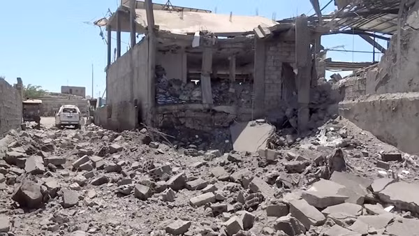 Thiệt hại sau một cuộc không kích của các lực lượng Saudi Arabia xuống tỉnh Taiz, Yemen. (Ảnh: THX/TTXVN) 