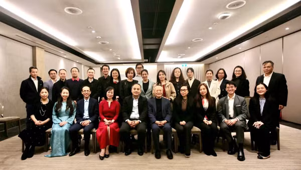 Đoàn công tác gặp gỡ cộng đồng người Việt tại Auckland. (Ảnh: Ủy ban Nhà nước về người Việt Nam ở nước ngoài cung cấp)