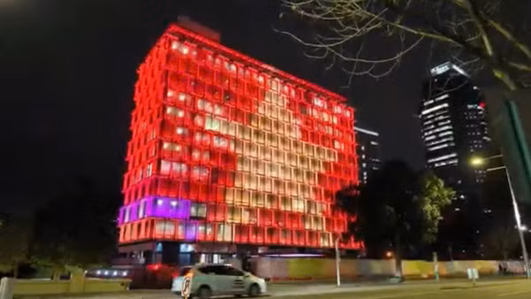 Lần đầu tiên cờ Việt Nam tỏa sáng trên Tòa thị chính Perth, mừng kỷ niệm 81 năm Quốc khánh nước Cộng hòa xã hội chủ nghĩa Việt Nam. (Ảnh: Tổng Lãnh sự quán Việt Nam tại Perth cung cấp)
