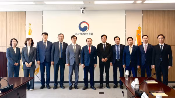Đoàn công tác làm việc và chụp ảnh kỷ niệm với lãnh đạo cơ quan sở hữu trí tuệ Hàn Quốc. (Ảnh: Đại sứ quán Việt Nam tại Hàn Quốc cung cấp)
