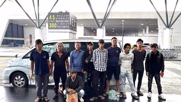 Đại sứ quán Việt Nam tại Malaysia đã thực hiện công tác bảo hộ công dân cho 10 ngư dân gặp khó khăn tại bang Perak trở về nước an toàn. (Ảnh: Đại sứ quán Việt Nam tại Malaysia cung cấp)