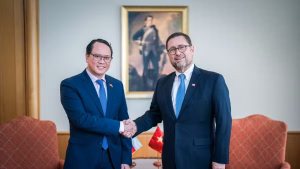 Đại sứ Nguyễn Việt Cường và Bộ trưởng Ngoại giao Chile Francisco Pérez Mackenna. (Ảnh: Đại sứ quán Việt Nam tại Chile cung cấp)