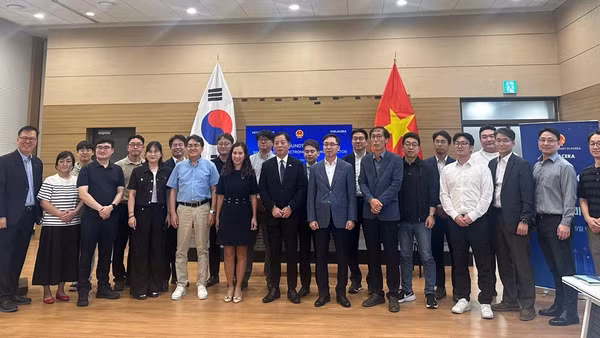Các nhà đầu tư, doanh nghiệp vừa và nhỏ Hàn Quốc tham dự Tọa đàm “Thúc đẩy hợp tác đầu tư trong lĩnh vực chip bán dẫn, điện tử Việt Nam-Hàn Quốc” chụp ảnh kỷ niệm. (Ảnh: Đại sứ quán Việt Nam tại Hàn Quốc cung cấp)
