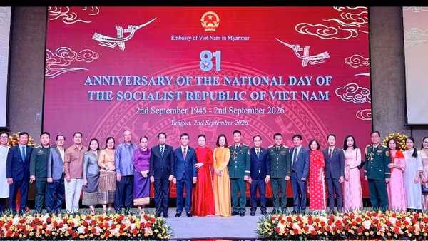 Các đại biểu tham dự Lễ kỷ niệm 81 năm Quốc khánh nước Cộng hòa xã hội chủ nghĩa Việt Nam chụp ảnh kỷ niệm. (Ảnh: Đại sứ quán Việt Nam tại Myanmar cung cấp)