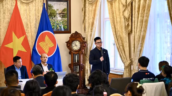 Quang cảnh buổi gặp gỡ Chào Tân sinh viên diễn ra tại trụ sở Đại sứ quán. (Ảnh: Đại sứ quán Việt Nam tại Hungary cung cấp)