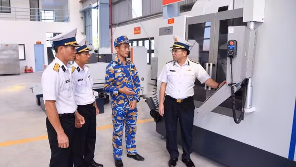 Chuẩn Đô đốc Trịnh Xuân Tùng kiểm tra công tác bảo đảm kỹ thuật tại trạm sửa chữa thuộc Lữ đoàn 175. (Ảnh do Vùng 5 Hải quân cung cấp)