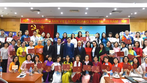 Ban tổ chức trao Giấy chứng nhận tốt nghiệp khóa tập huấn cho các học viên. (Ảnh: Ủy ban Nhà nước về người Việt Nam ở nước ngoài cung cấp)