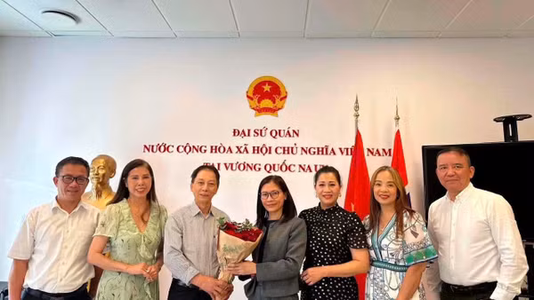 Đại sứ Việt Nam tại Na Uy Lê Thị Thu (đứng giữa) gặp mặt một số đại diện cộng đồng người Việt Nam tại Oslo. (Ảnh: Đại sứ quán Việt Nam tại Na Uy cung cấp)