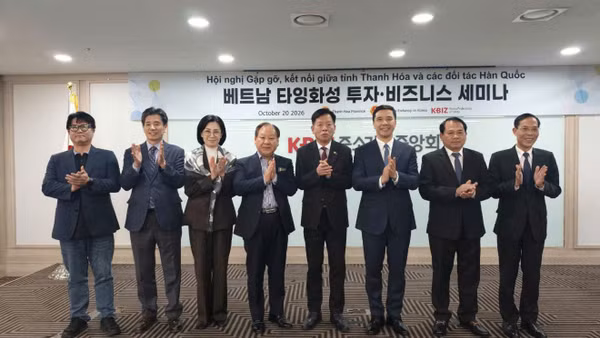 Các đại biểu tham dự sự kiện chụp ảnh kỷ niệm. (Ảnh: Đại sứ quán Việt Nam tại Hàn Quốc cung cấp)