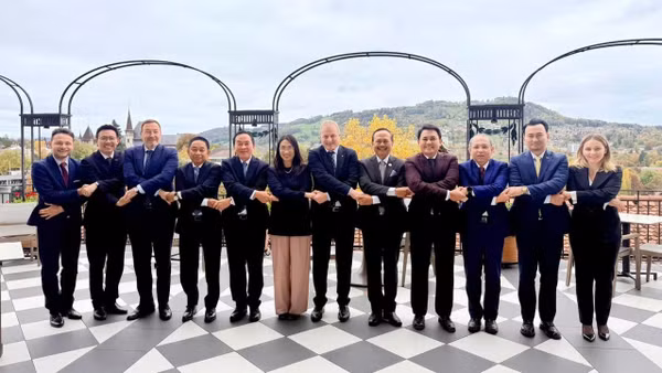 Chủ tịch Hạ viện Thụy Sĩ Pierre-André Page và Đại sứ, Đại biện các nước ASEAN chụp ảnh kỷ niệm. (Ảnh: Đại sứ quán Việt Nam tại Thụy Sĩ cung cấp)